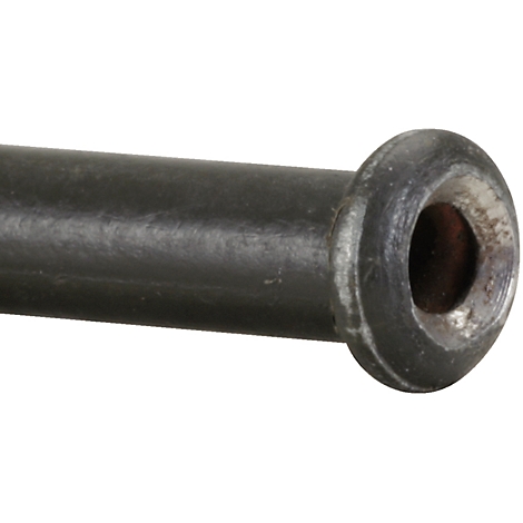 Nahaufnahme eines Metallzylinders mit dunkler Oberfläche und einem hohlen Ende.